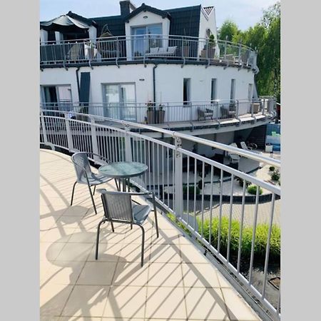 Uroczy Apartament Z Basenem I Kortem Tenisowym ポビエロボ エクステリア 写真