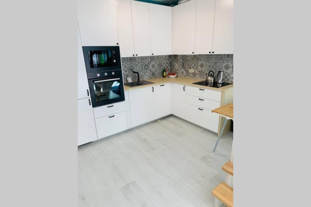 Uroczy Apartament Z Basenem I Kortem Tenisowym ポビエロボ エクステリア 写真