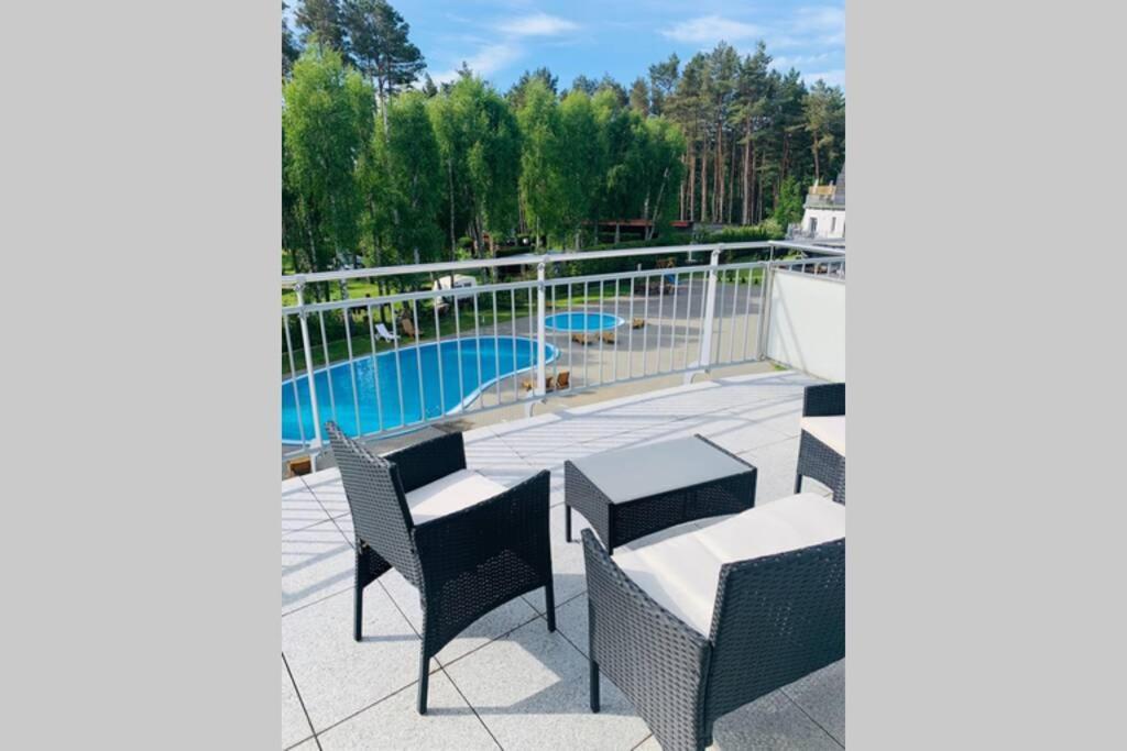 Uroczy Apartament Z Basenem I Kortem Tenisowym ポビエロボ エクステリア 写真