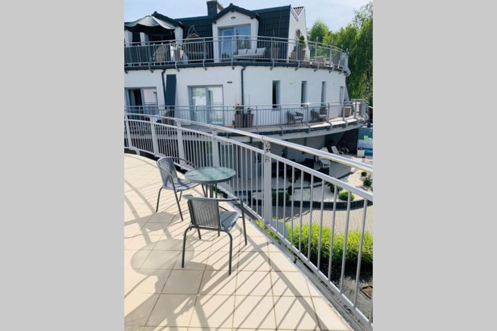 Uroczy Apartament Z Basenem I Kortem Tenisowym ポビエロボ エクステリア 写真